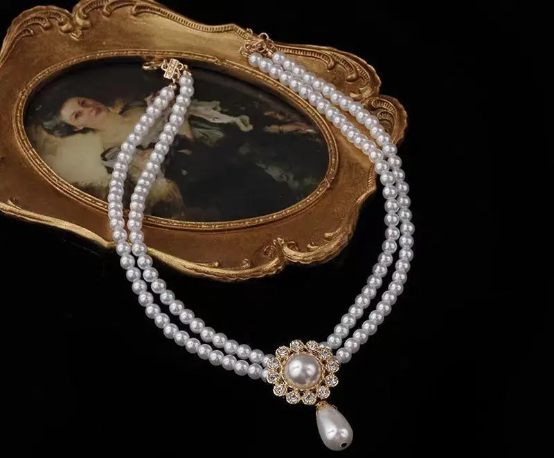 Elegant vintage pearl pendant necklace and matching chain earrings from 𝕄𝕔 𝕋𝕙𝕖 𝔹𝕝𝕒𝕔𝕜 𝔻𝕚𝕒𝕞𝕠�