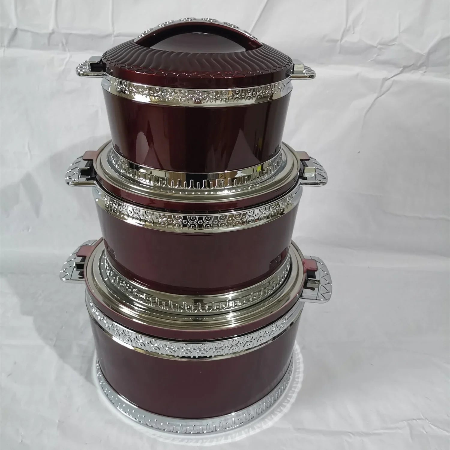 MC THE BLACK DIAMOND food warmer casserole set with enamel-coated cast iron hot pot and lid, ideal for keeping dishes warm.