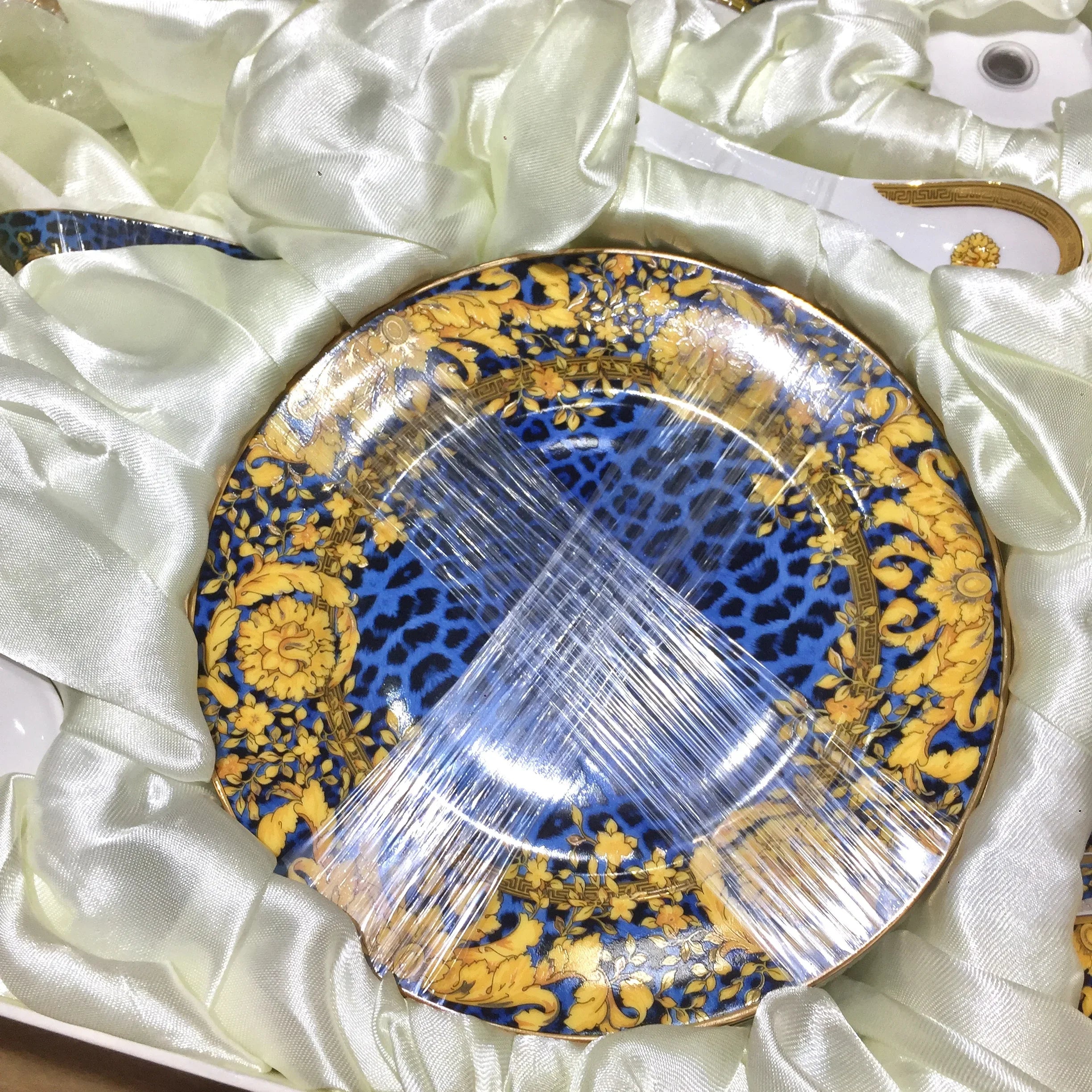 Fine Bone China dinner set by 𝕄𝕔 𝕋𝕙𝕖 𝔹𝕝𝕒𝕔𝕜 𝔻𝕚𝕒𝕞𝕠𝕟�