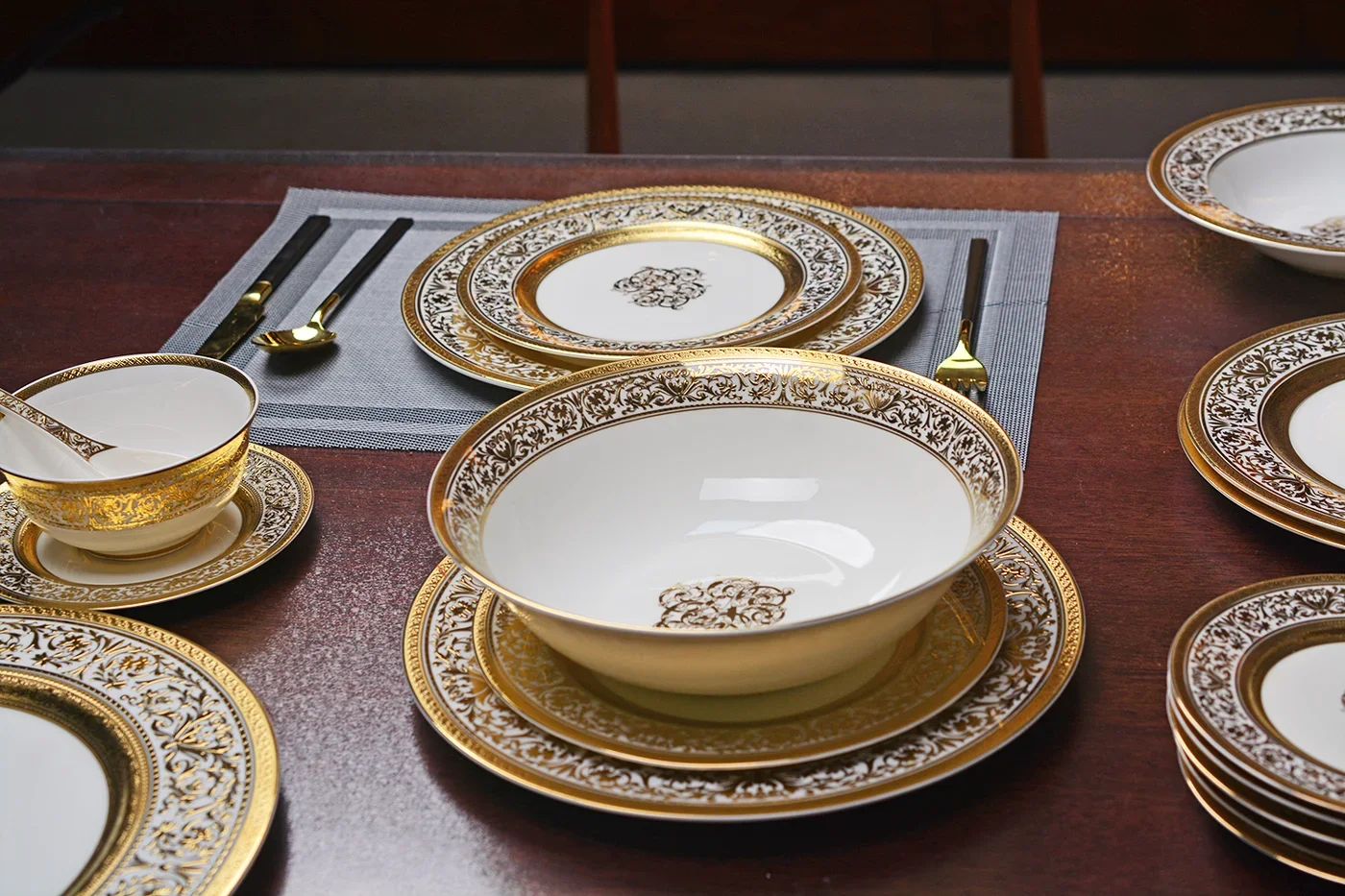 Karosa Luxury 84-piece gold embossed porcelain dinnerware set with plates and bowls by ๐๐ ๐๐๐ ๐น๐๐๐๐ ๐ป๐๐