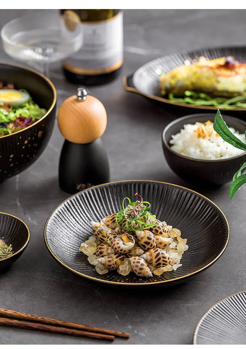 Black porcelain dinner plate with gilt rim from ๐๐ ๐๐๐ ๐น๐๐๐๐ ๐ป๐๐๐๐ ๐