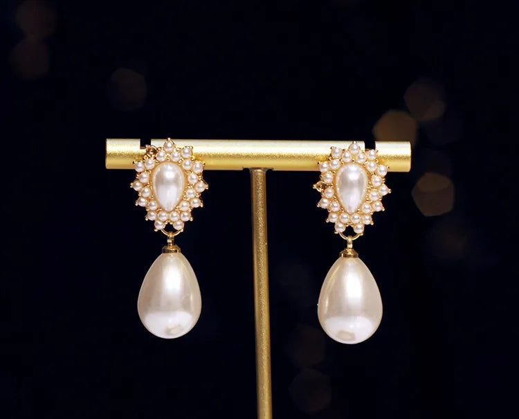 Elegant vintage pearl pendant necklace and matching earrings from 𝕄𝕔 𝕋𝕙𝕖 𝔹𝕝𝕒𝕔𝕜 𝔻𝕚𝕒𝕞𝕠�