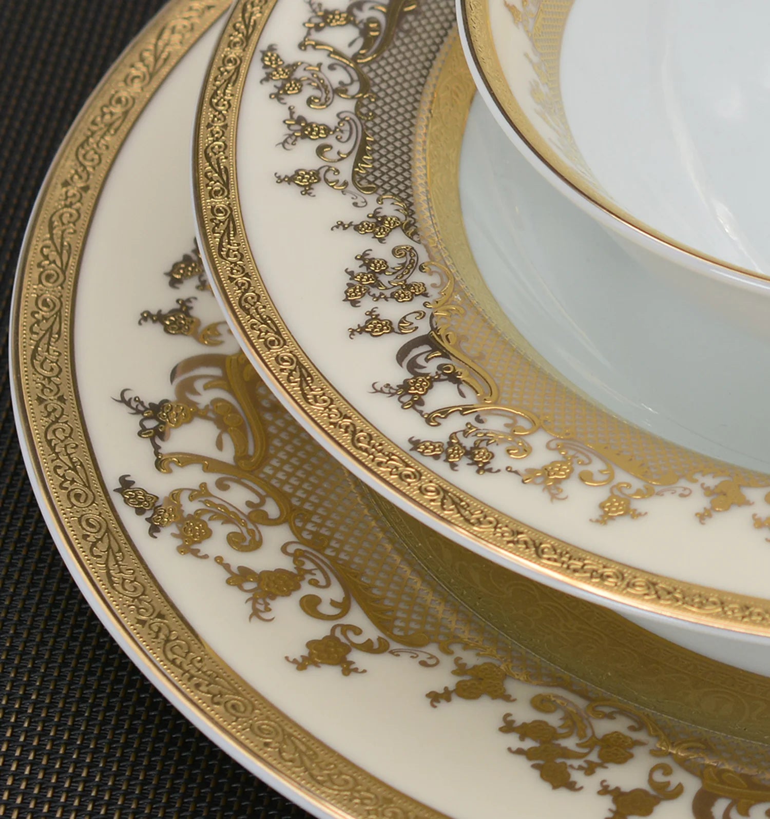 Set of 98-piece porcelain dinnerware by 𝕄𝕔 𝕋𝕙𝕖 𝔹𝕝𝕒𝕔𝕜 𝔻𝕚𝕒𝕞𝕠�