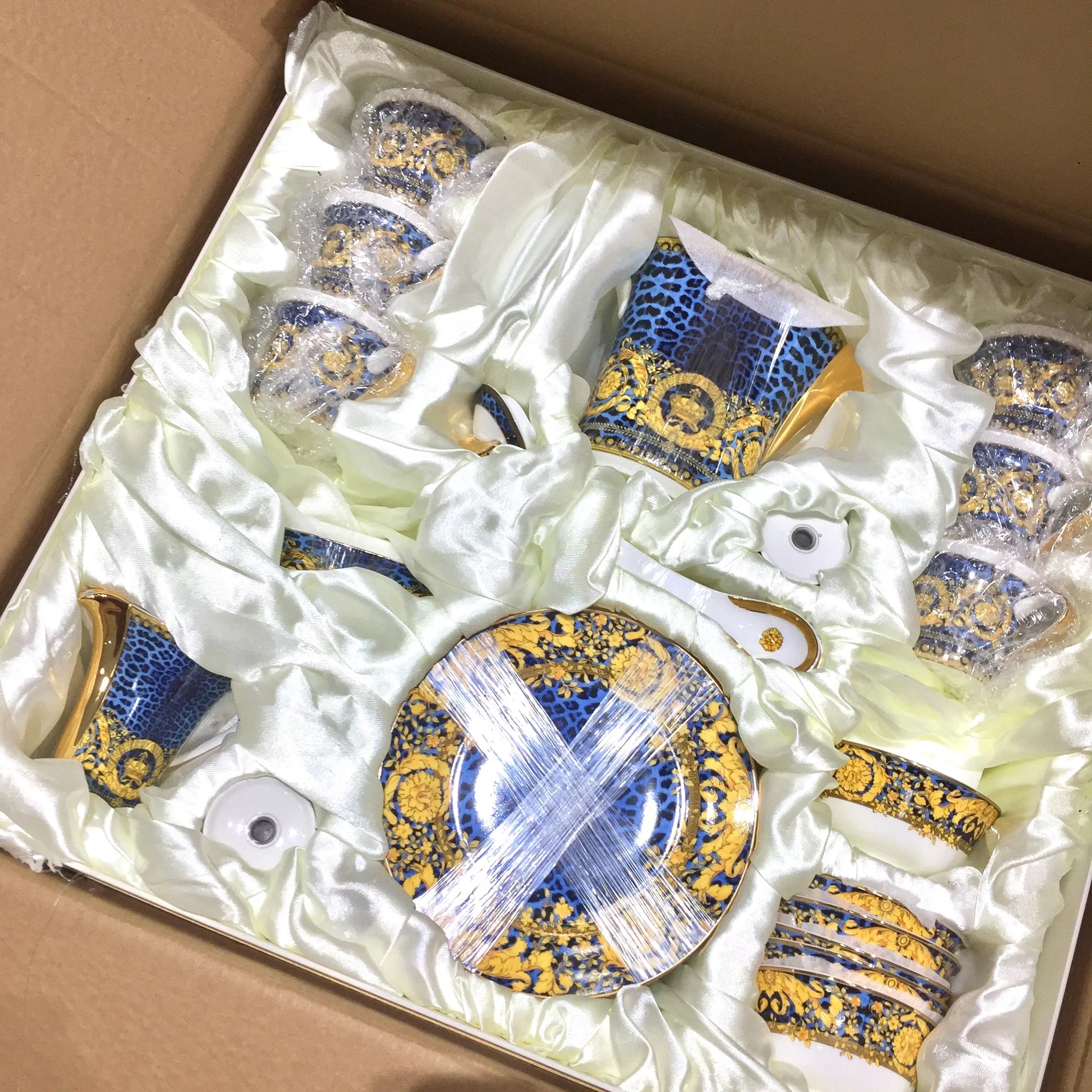 Fine Bone China dinner set by 𝕄𝕔 𝕋𝕙𝕖 𝔹𝕝𝕒𝕔𝕜 𝔻𝕚𝕒𝕞𝕠𝕟�