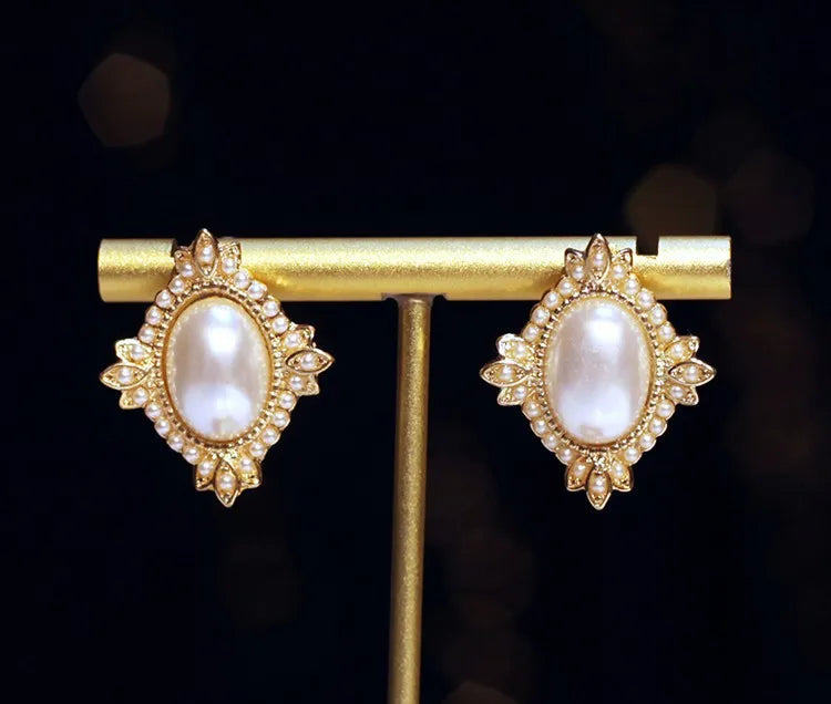 Elegant vintage pearl pendant necklace and matching earrings by 𝕄𝕔 𝕋𝕙𝕖 𝔹𝕝𝕒𝕔𝕜 𝔻𝕚𝕒𝕞𝕠�