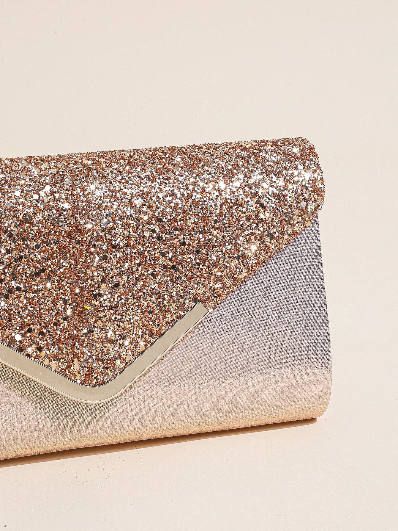 Women evening envelope handbag with sequins and chain strap, stylish clutch purse for prom, party, or special occasions.