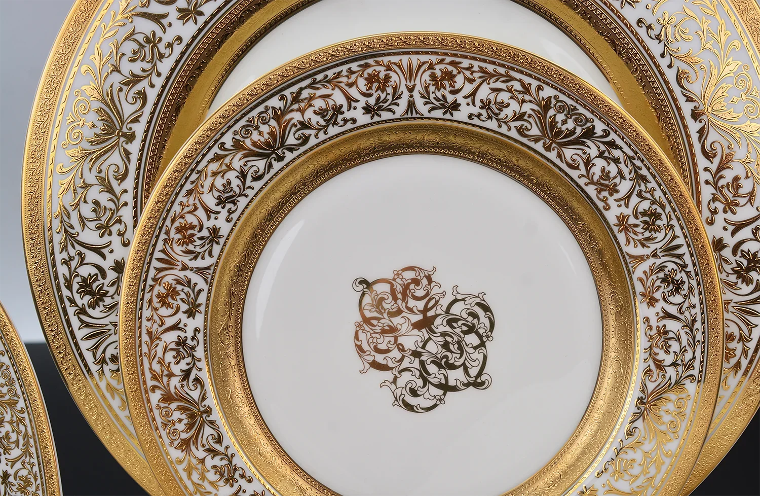 Karosa Luxury 84-piece gold embossed porcelain dinnerware set by ๐๐ ๐๐๐ ๐น๐๐๐๐ ๐ป๐๐๐๏ฟฝ