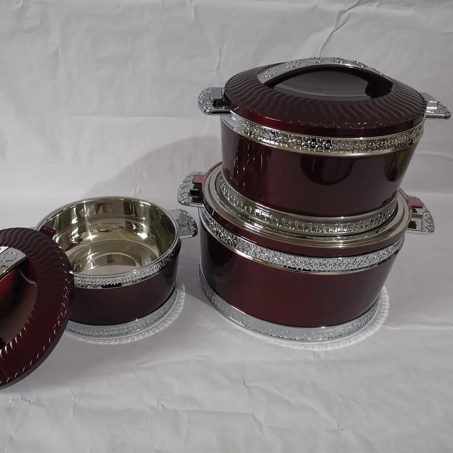 MC THE BLACK DIAMOND food warmer casserole set with enamel-coated cast iron pot and lid for keeping dishes hot.