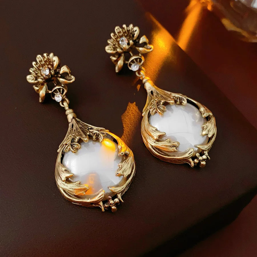 Vintage Mohammand Collection rhinestone jewelry set with flower pendant, pearl earrings, and high-end retro necklace for women.