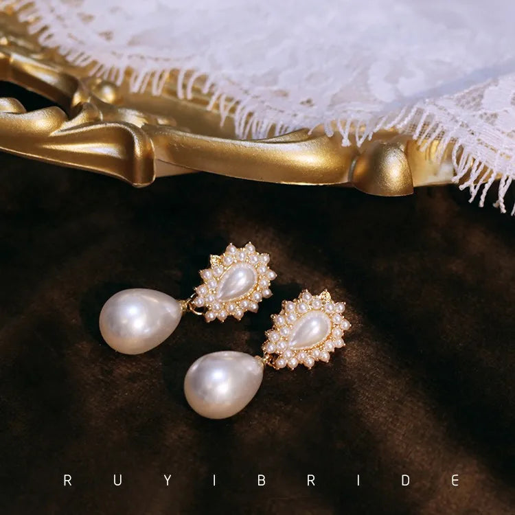 Elegant vintage pearl necklace and matching chain earrings from 𝕄𝕔 𝕋𝕙𝕖 𝔹𝕝𝕒𝕔𝕜 𝔻𝕚𝕒𝕞𝕠�