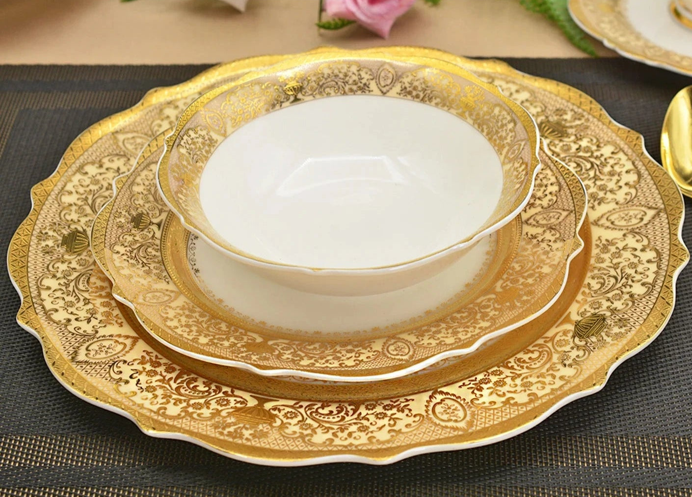 Set of black ceramic dinnerware plates from 𝕄𝕔 𝕋𝕙𝕖 𝔹𝕝𝕒𝕔𝕜 𝔻𝕚𝕒𝕞𝕠𝕟