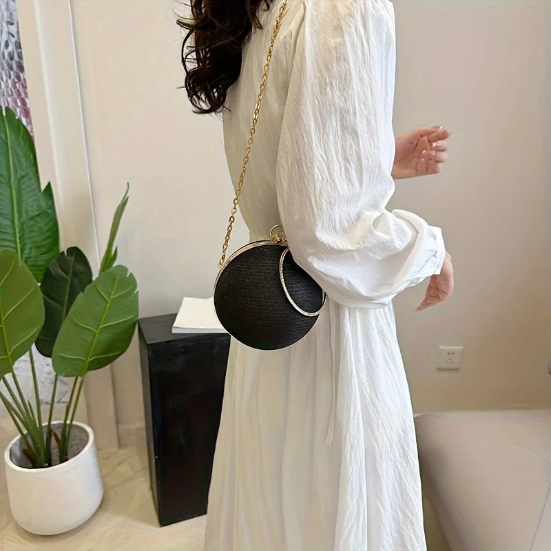 Black hand bag with chain crossbody strap by 𝕄𝕔 𝕋𝕙𝕖 𝔹𝕝𝕒𝕔𝕜 𝔻𝕚𝕒𝕞𝕠�