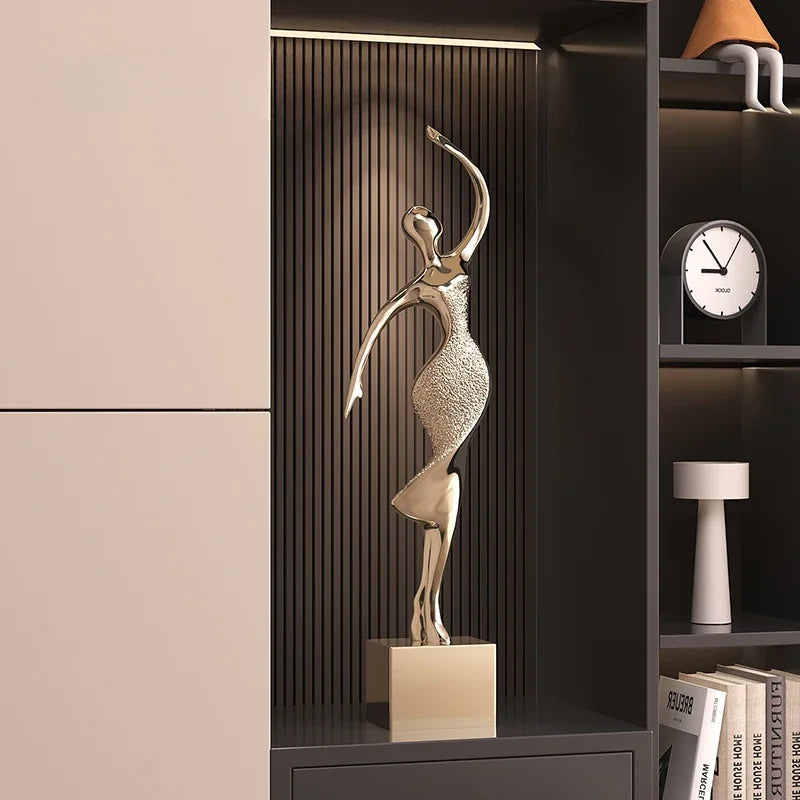 Electroplating abstract figure sculpture by 𝕄𝕔 𝕋𝕙𝕖 𝔹𝕝𝕒𝕔𝕜 𝔻𝕚𝕒𝕞𝕠𝕟