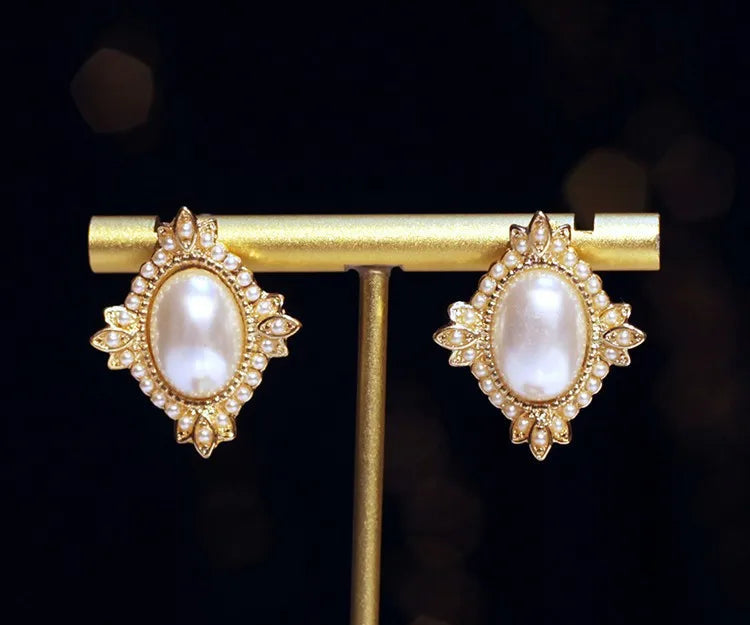 Elegant vintage palace pearl pendant necklace and matching earrings from 𝕄𝕔 𝕋𝕙𝕖 𝔹𝕝𝕒𝕔𝕜 𝔻𝕚𝕒𝕞𝕠�